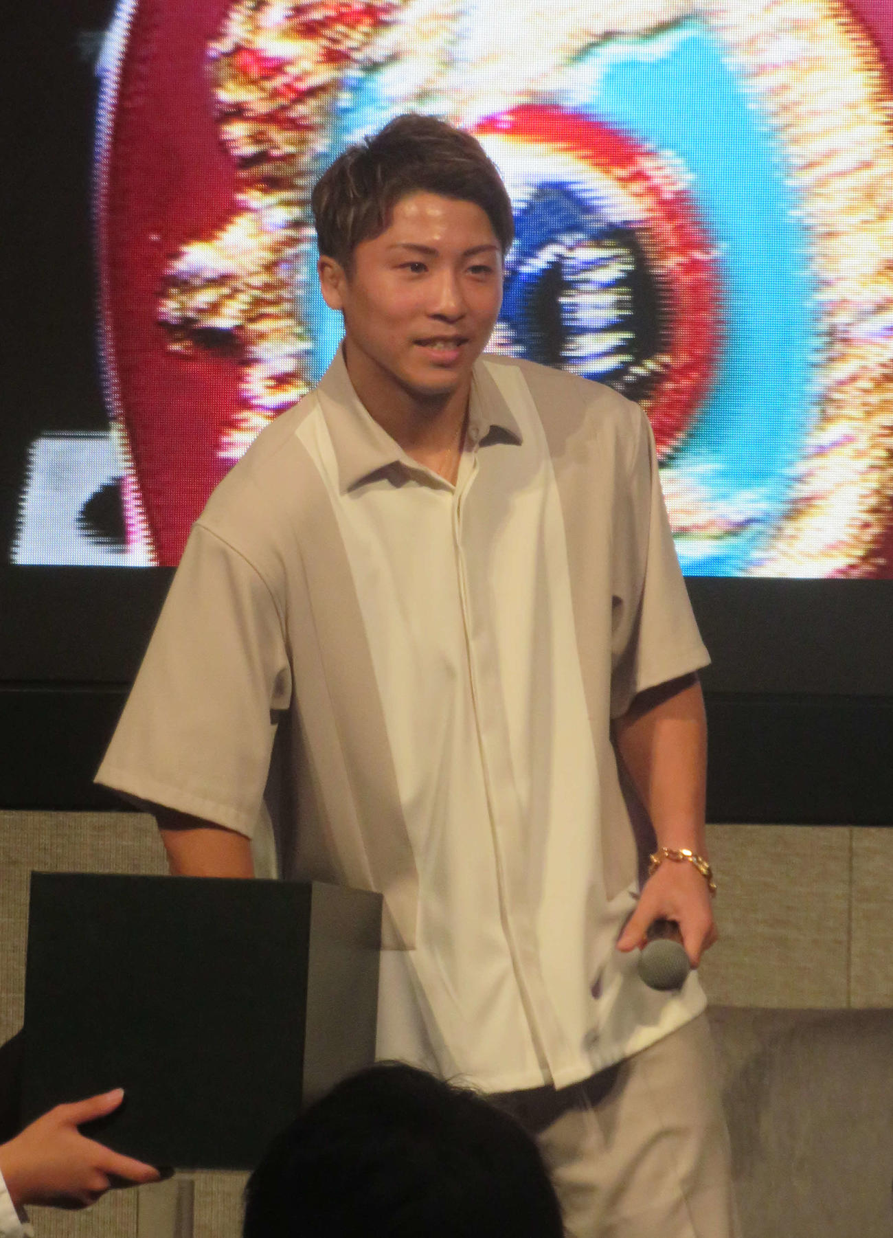 Leminoプレミアム会員を対象にしたトークイベントに参加したWBC、WBO世界スーパーバンタム王者井上尚弥はプレゼントコーナーにも参加