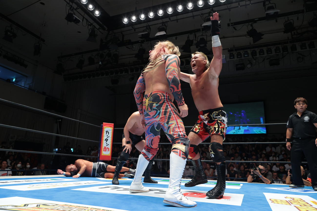 棚橋弘至へモンゴリアンチョップを仕かける天山広吉（新日本プロレス提供）