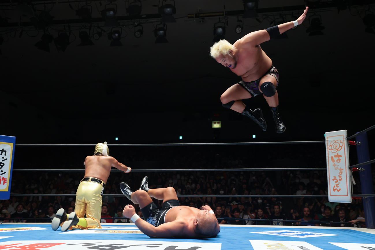 石井智宏へコーナートップから攻撃を仕掛ける真壁刀義（新日本プロレス提供）