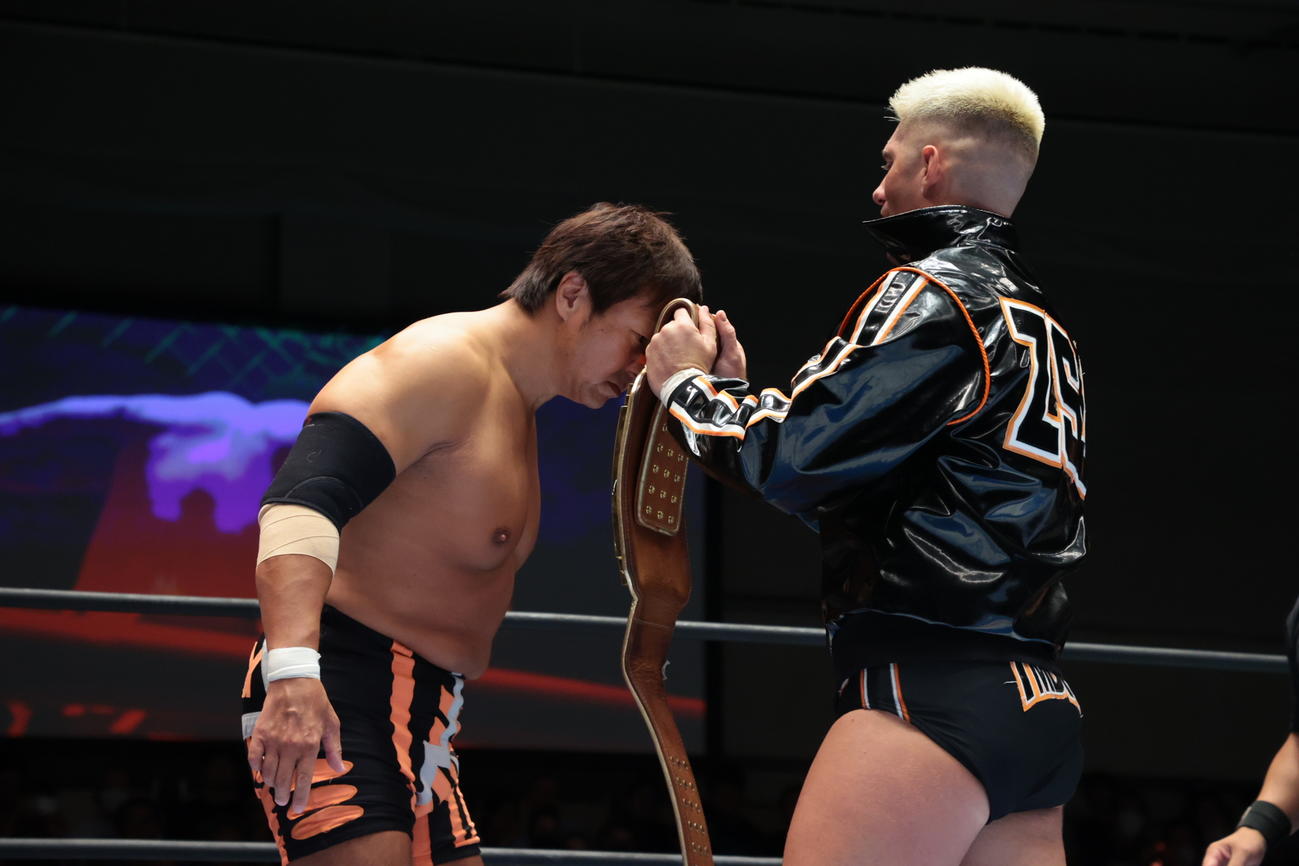 小島聡の顔面へベルトを押しつけるザック・セイバーJr．（新日本プロレス提供）