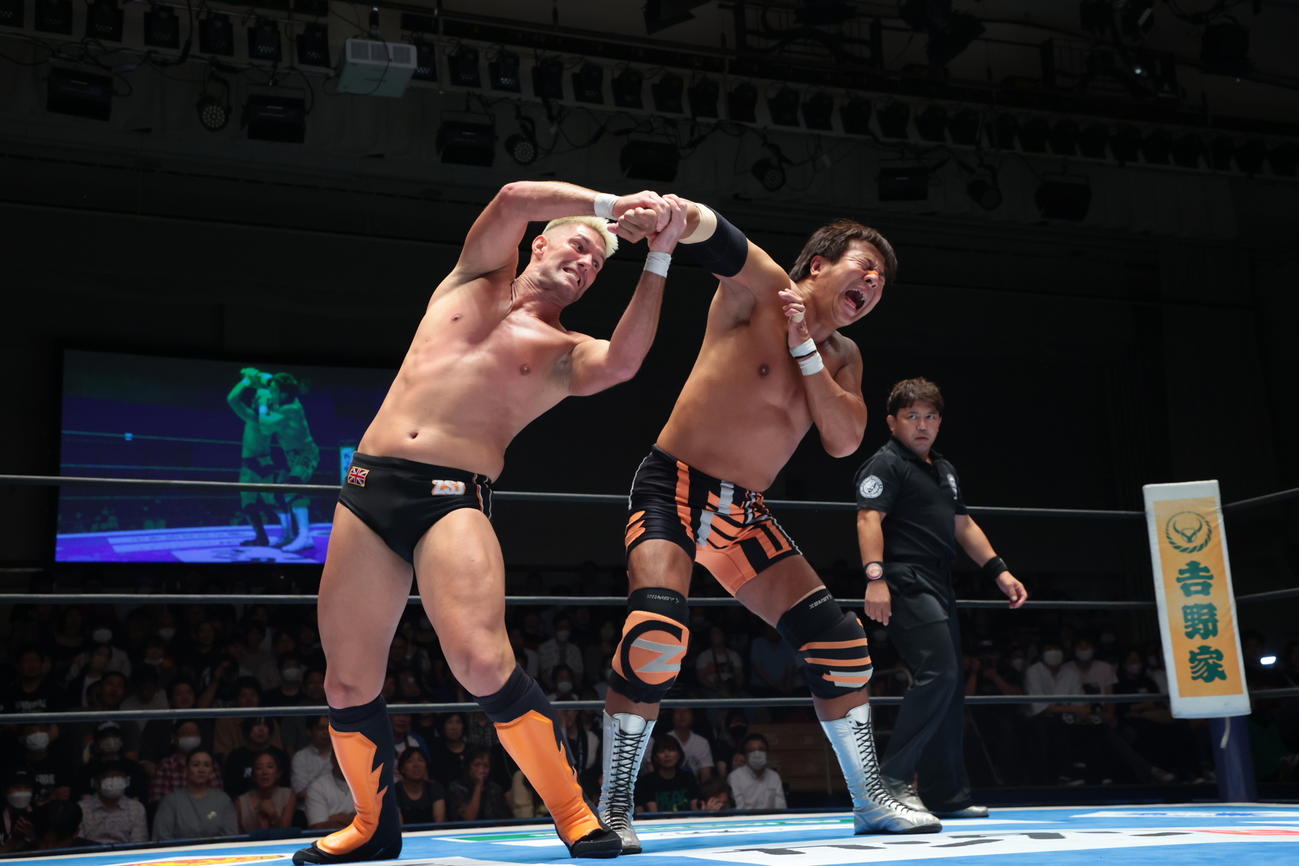 小島聡へ腕を極めるザック・セイバーJr．（新日本プロレス提供）
