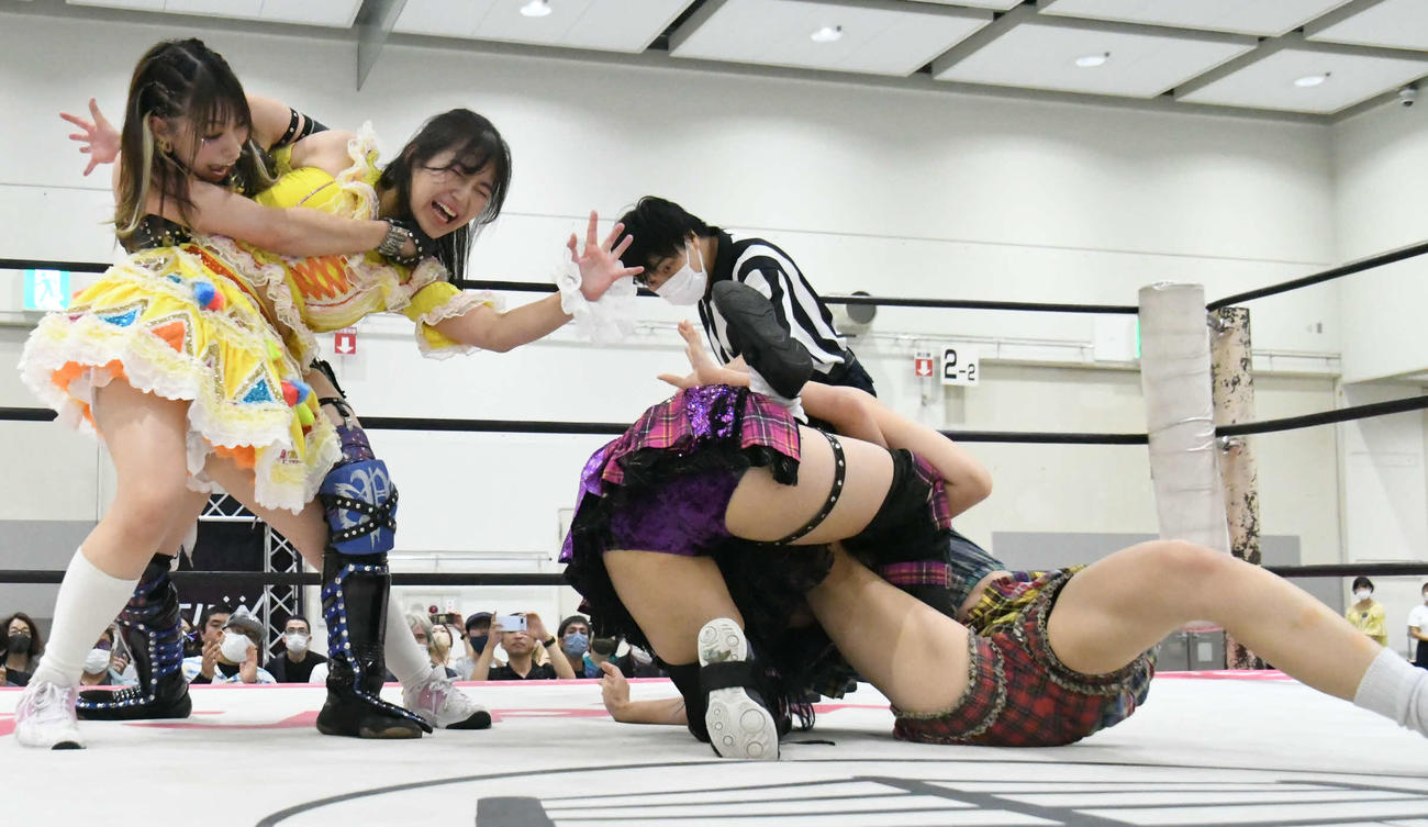 東京女子プロレス　激しい攻防を繰り広げる、左から乃蒼ヒカリ、らく、角田奈穂、原宿ぽむ（東京女子プロレス提供）