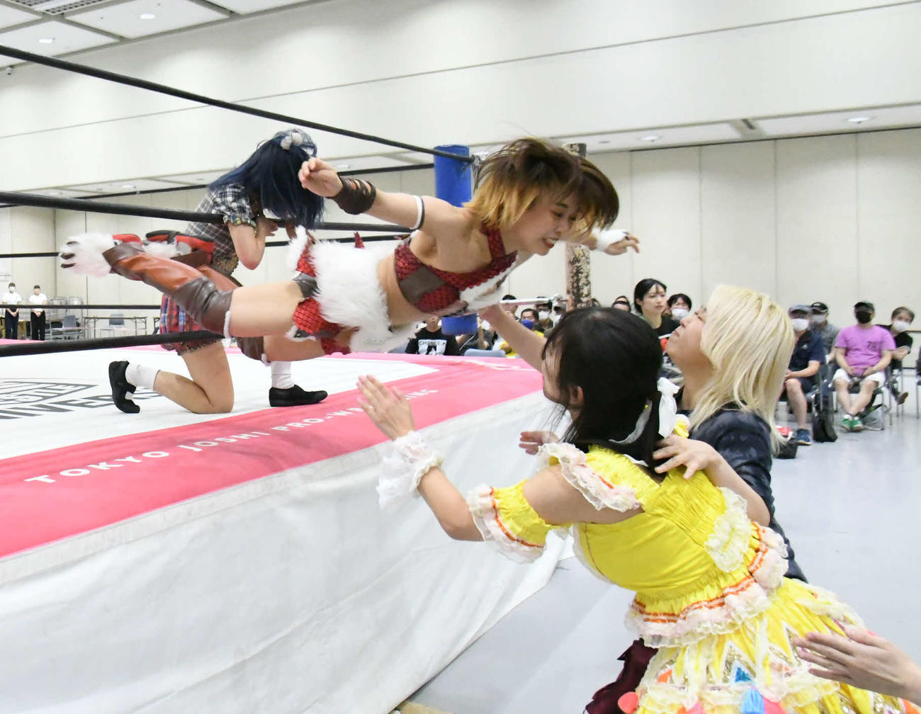 東京女子プロレス　場外に向かって飛ぶ中島翔子（東京女子プロレス提供）