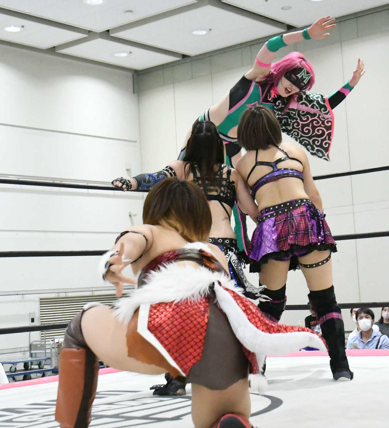 東京女子プロレス　角田奈穂（右）と乃蒼ヒカリ（左）にコーナートップから跳びかかるハイパーミサヲ。手前は中島翔子（東京女子プロレス提供）
