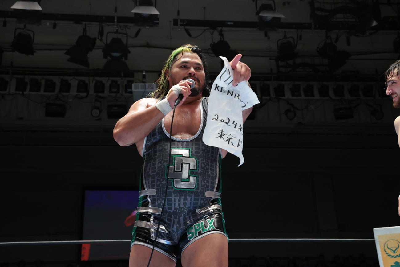 内藤哲也お手製の「けんりしょう」を手にするジェフ・コブ（新日本プロレス提供）