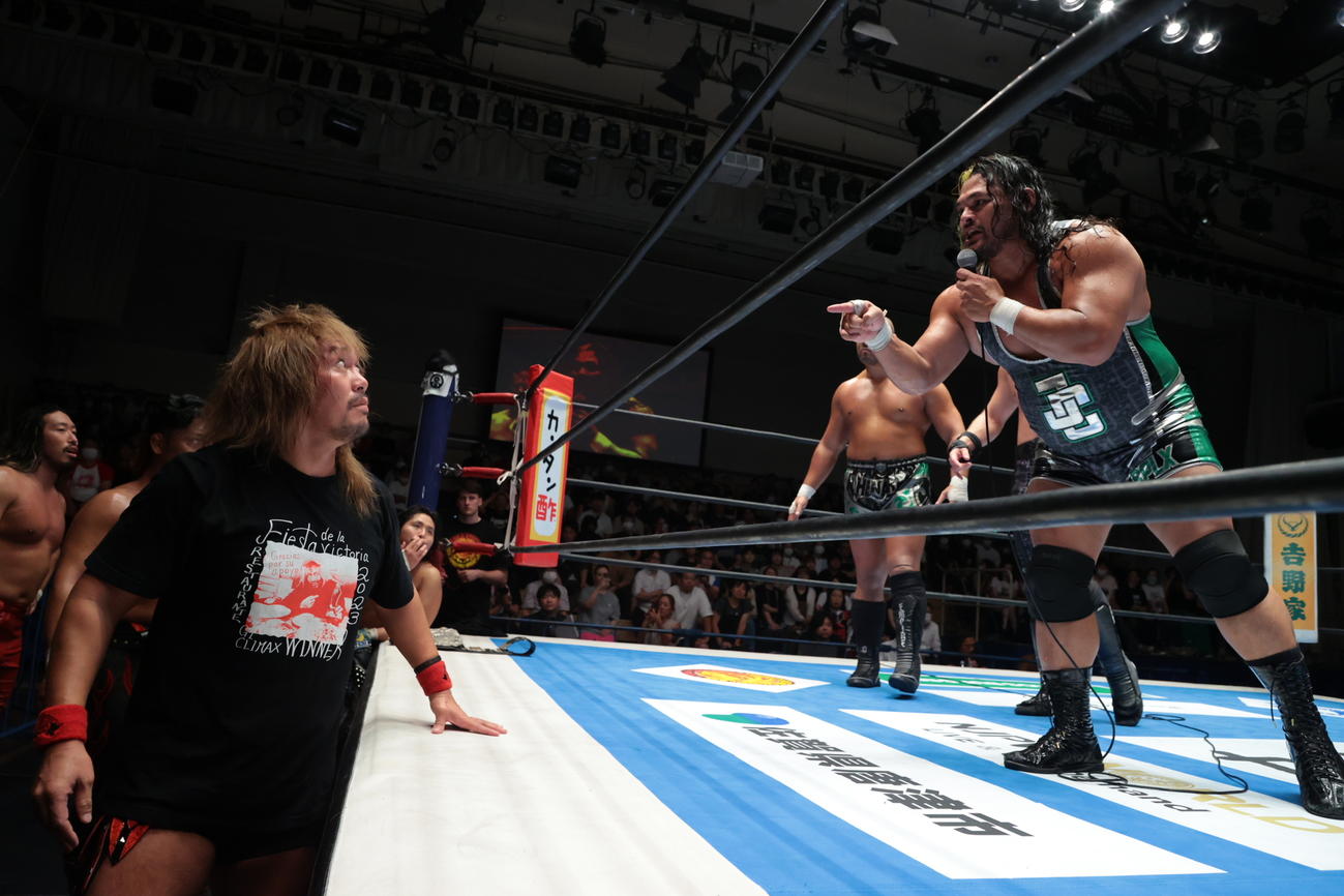 内藤哲也と言い合うジェフ・コブ（新日本プロレス提供）