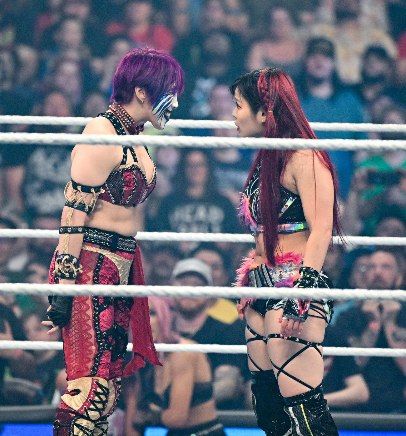 リング上でにらみ合うアスカとWWE女子王者イヨ・スカイ（C）2023 WWE, Inc. All Rights Reserved.