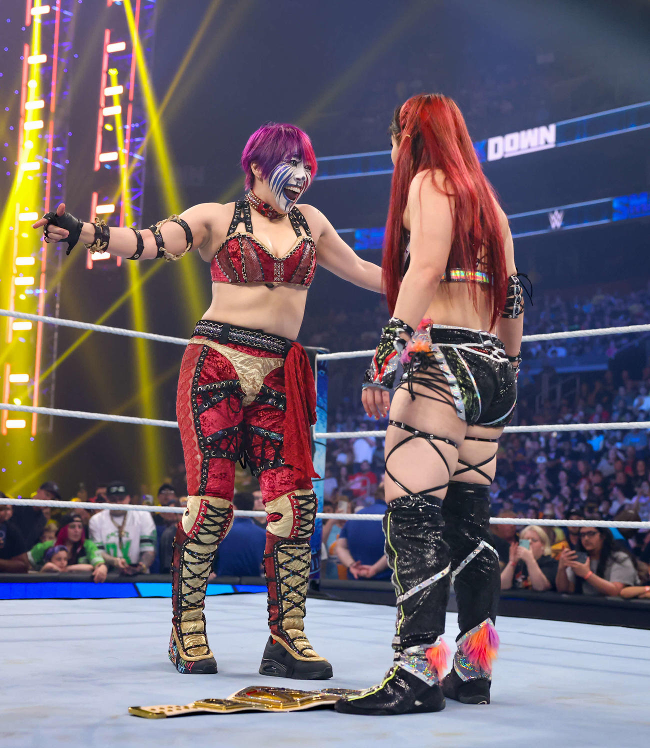 WWE女子王者イヨ・スカイ（右）とにらみ合うアスカ（C）2023 WWE, Inc. All Rights Reserved.