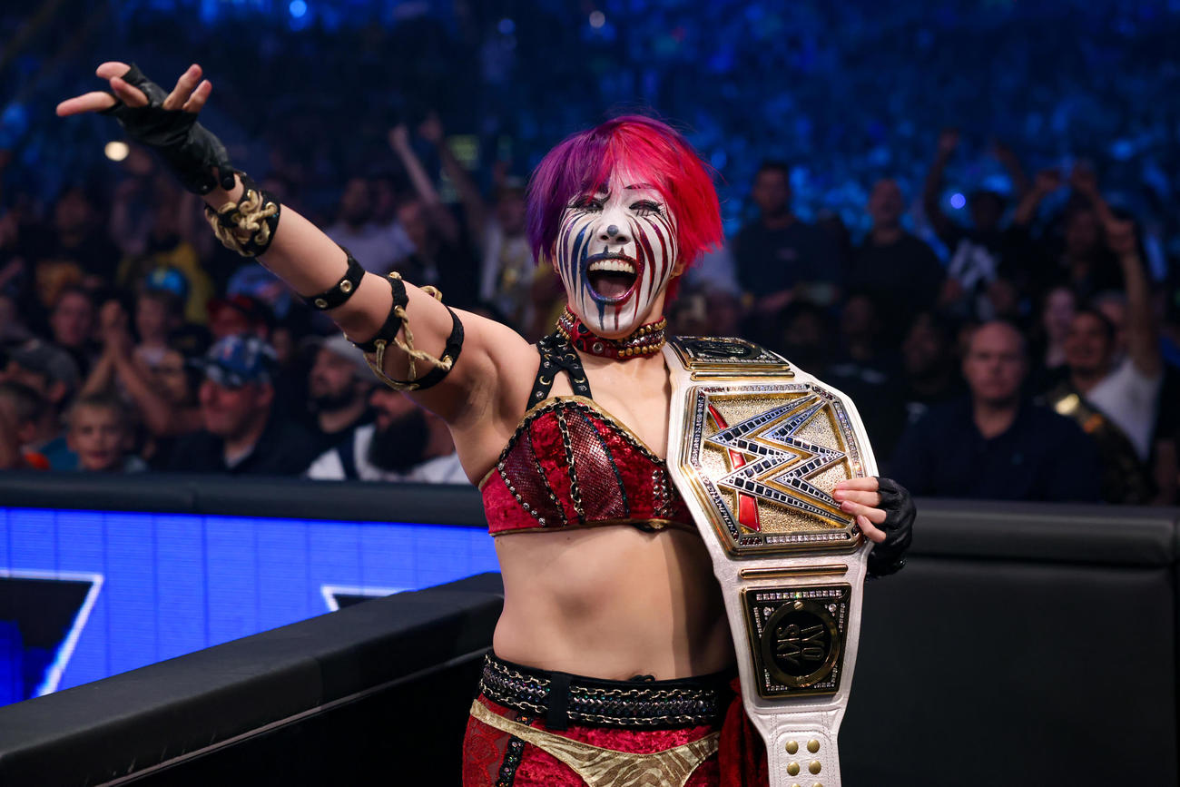 WWE女子王座ベルトを背後から強奪したアスカ（C）2023 WWE, Inc. All Rights Reserved.
