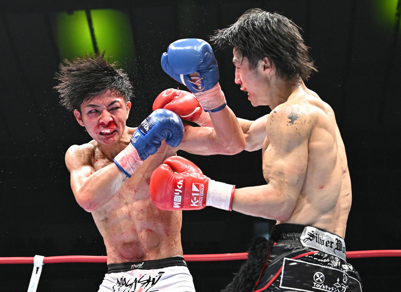 延長戦、パンチを打ち合う玖村（左）と金子（撮影・滝沢徹郎）