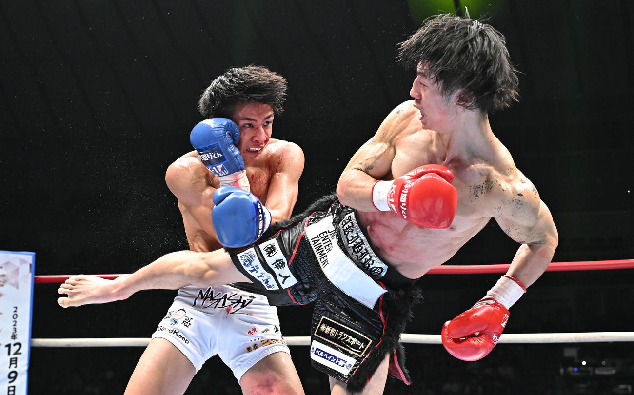 延長戦、玖村（左）は金子の蹴りを食らう（撮影・滝沢徹郎）
