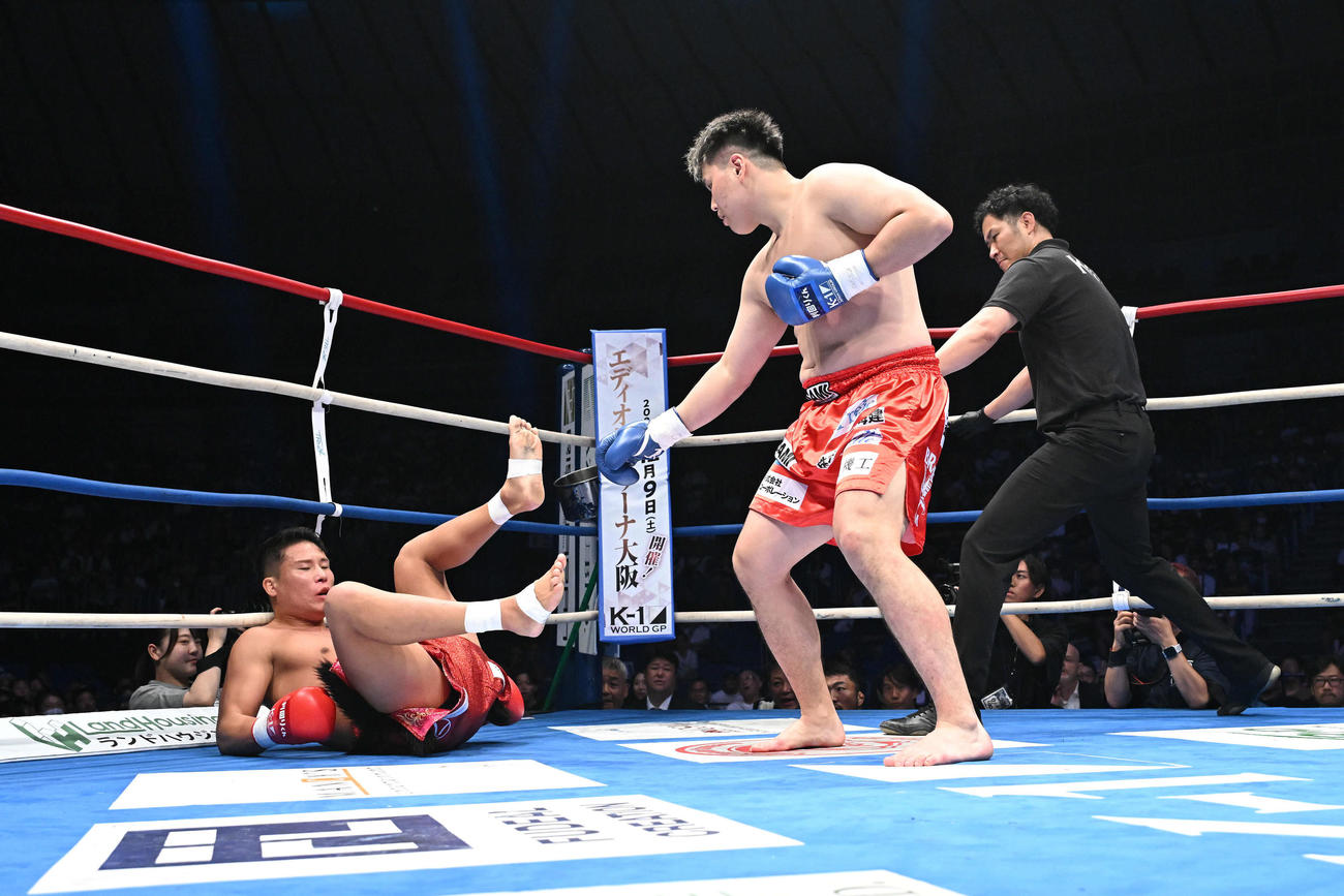 1回、K－Jee（左）を前蹴りで倒した上田は残心をとる（撮影・滝沢徹郎）