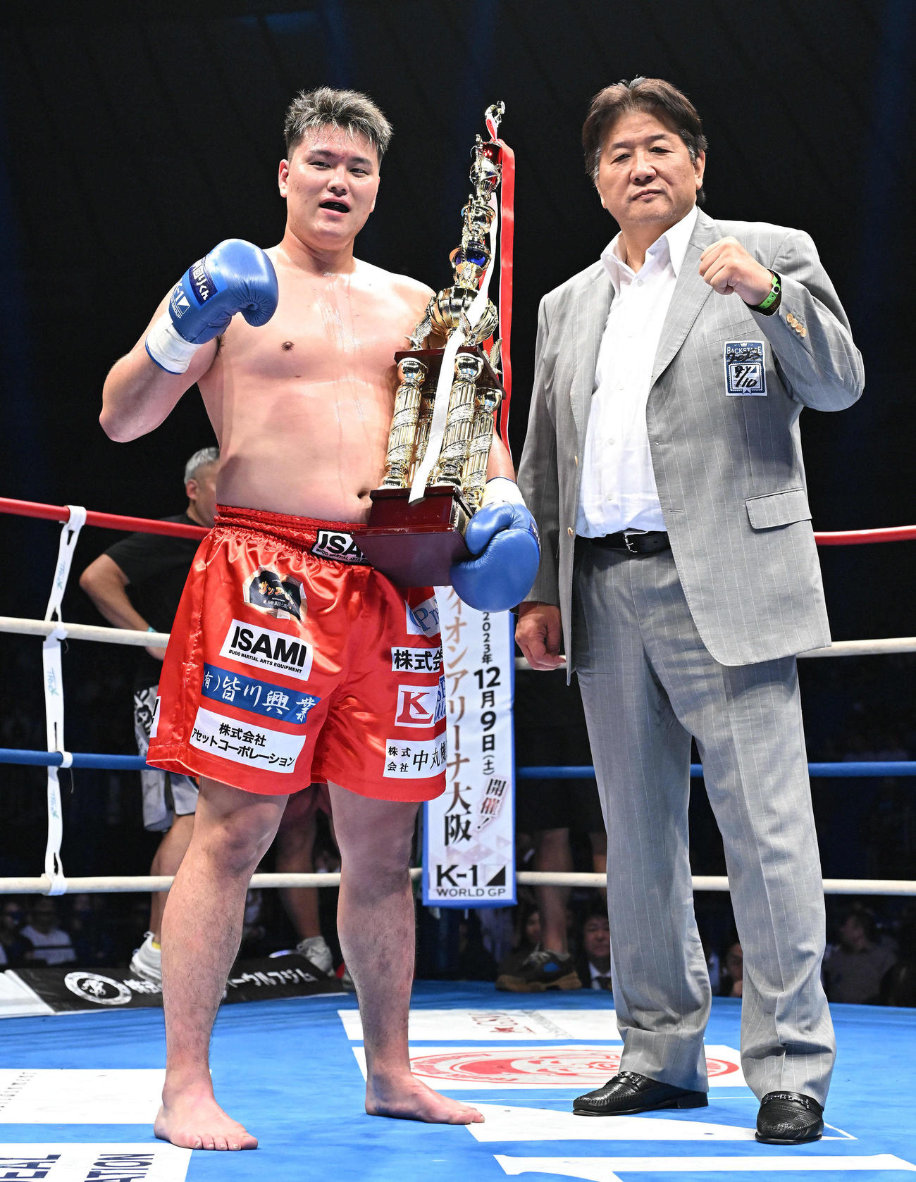 K－Jeeに勝利した上田（左）は前田氏と記念撮影する（撮影・滝沢徹郎）