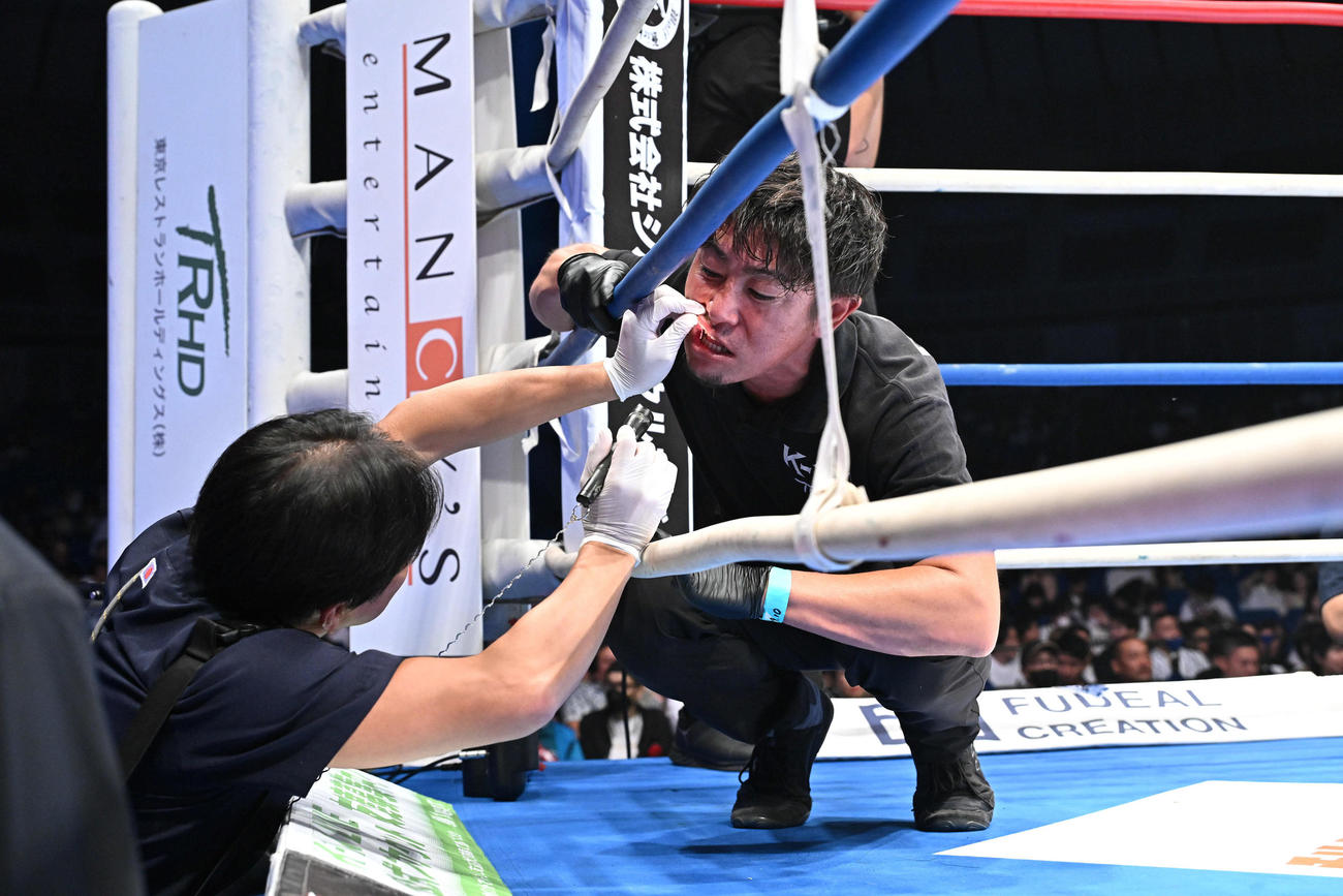 2回終了間際にシナ・カリミアンのパンチを食らい出血したレフェリーはドクターチェックを受ける（撮影・滝沢徹郎）