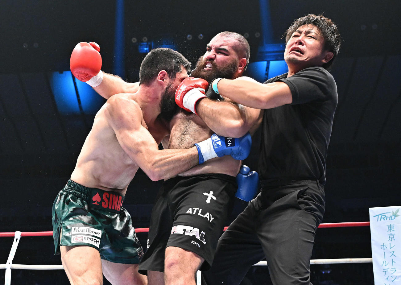 3回、レフェリーの制止を振り切り殴り合うシナ・カリミアン（左）とクラウディオ・イストラテ（撮影・滝沢徹郎）