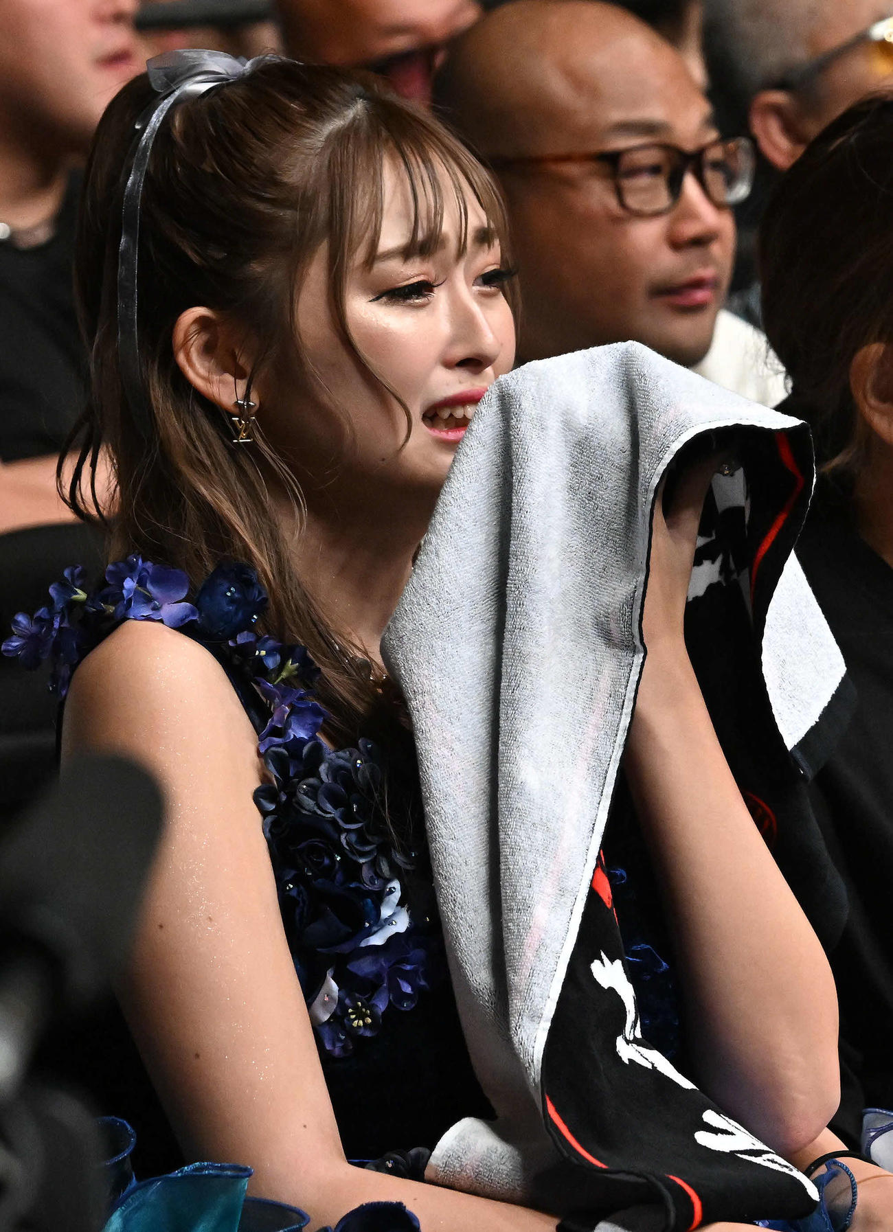 玖村が金子に敗れ涙を流すゆうちゃみ（撮影・滝沢徹郎）