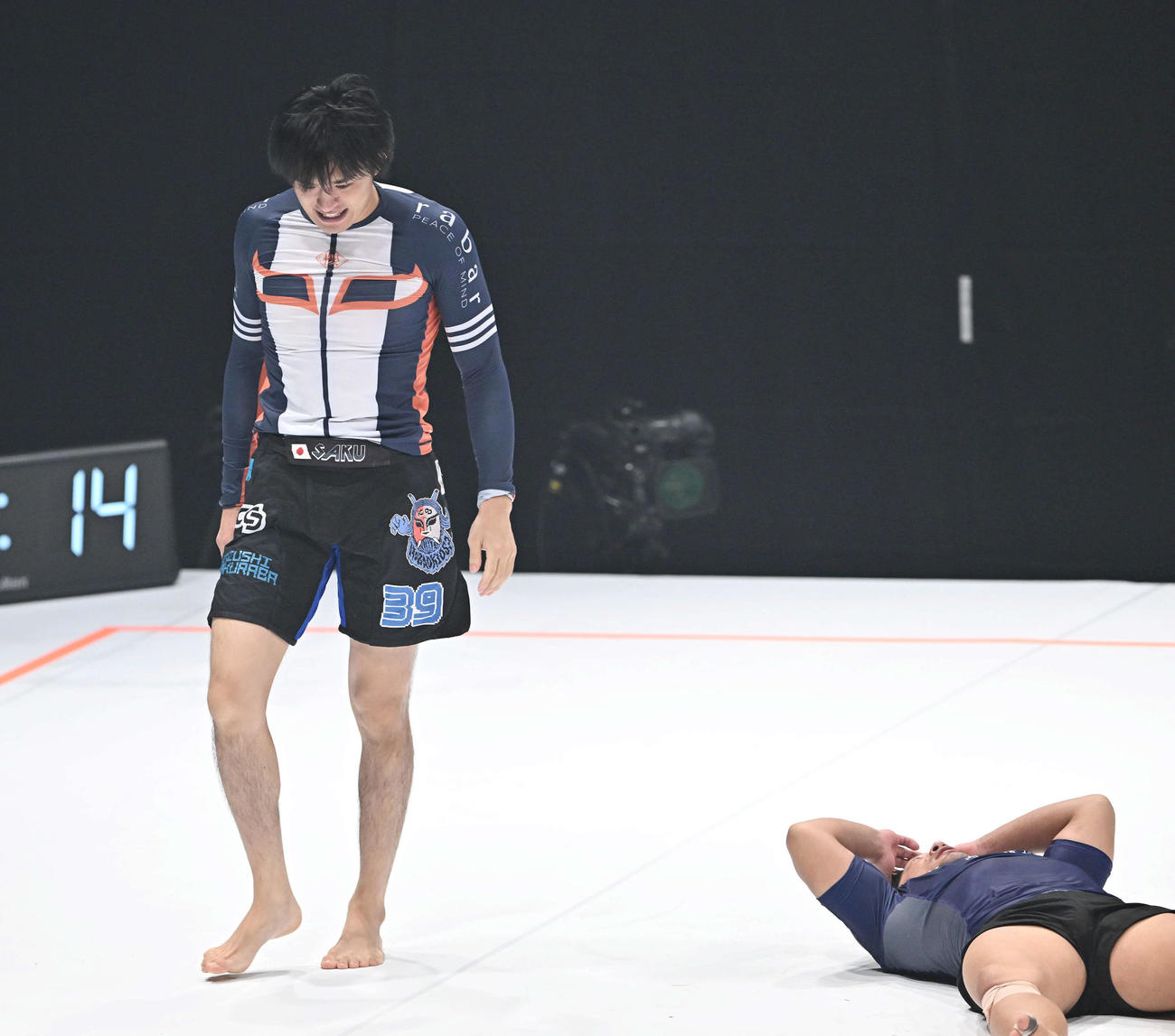 桜庭大（左）は内柴に一本勝ちする（撮影・滝沢徹郎）