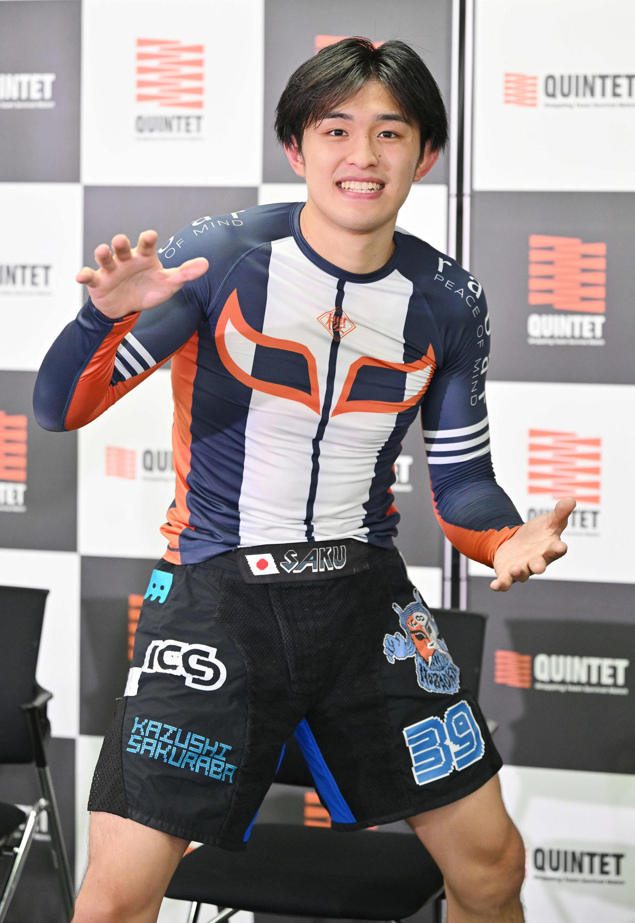 内柴との試合後、ポーズを決める桜庭大（撮影・滝沢徹郎）