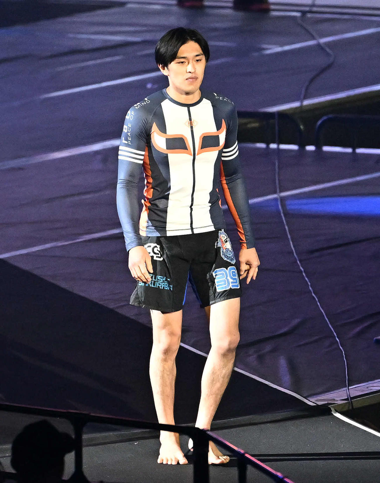 オープニングセレモニーで入場する桜庭大世（撮影・滝沢徹郎）