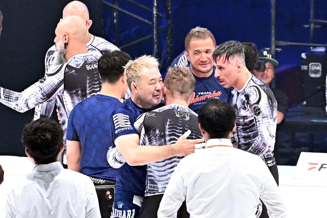 初戦で敗退し相手チームの選手と健闘をたたえ合うTEAM SAKURABAの桜庭（中央左）（撮影・滝沢徹郎）