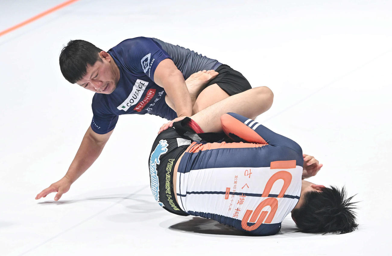 グラップリングで対戦する内柴（左）と桜庭大（撮影・滝沢徹郎）