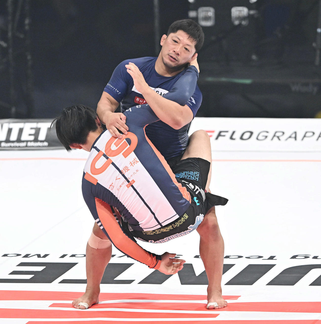 対戦する内柴（上）と桜庭大（撮影・滝沢徹郎）