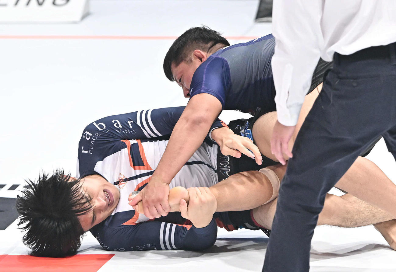 桜庭大（左）は内柴の脚を攻める（撮影・滝沢徹郎）