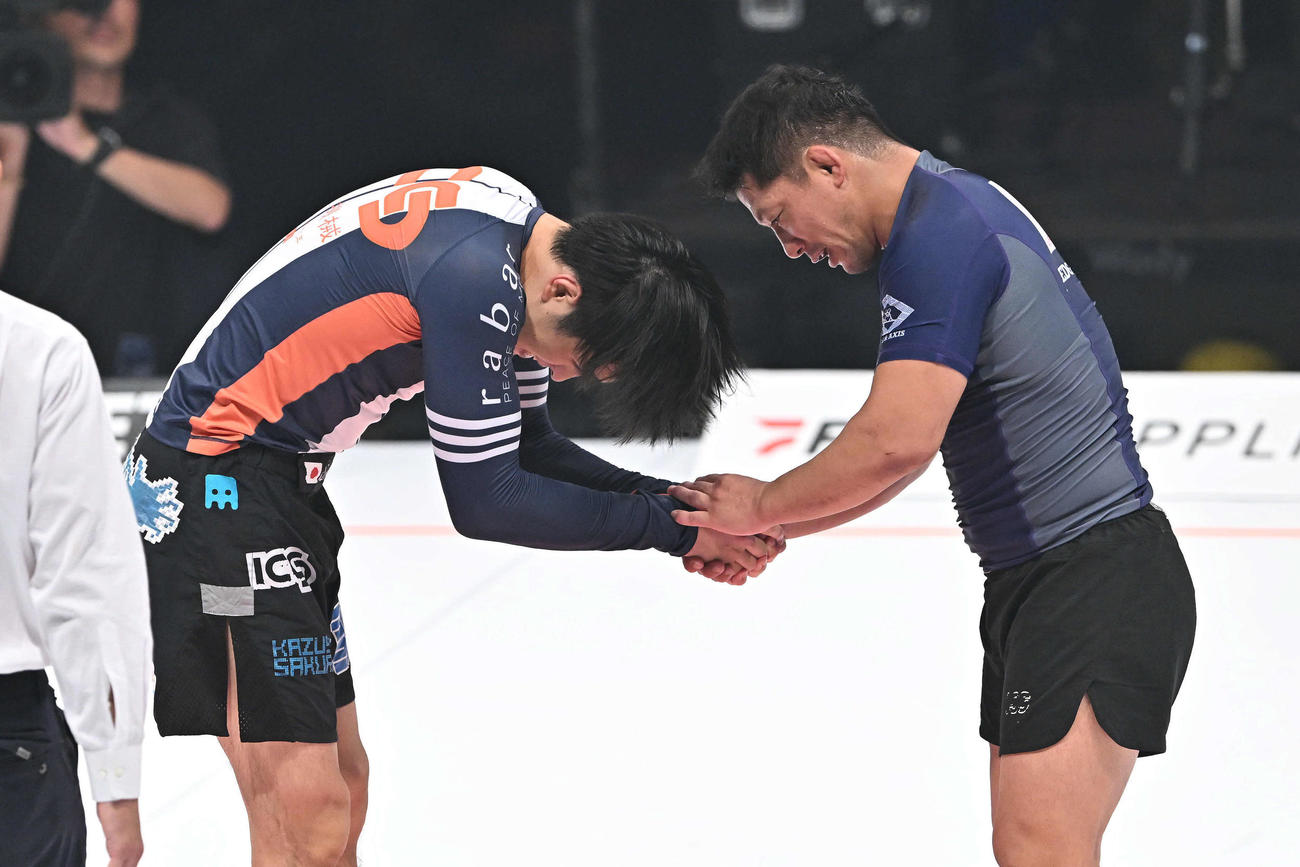 試合に勝利した桜庭大（左）は内柴と握手をかわす（撮影・滝沢徹郎）