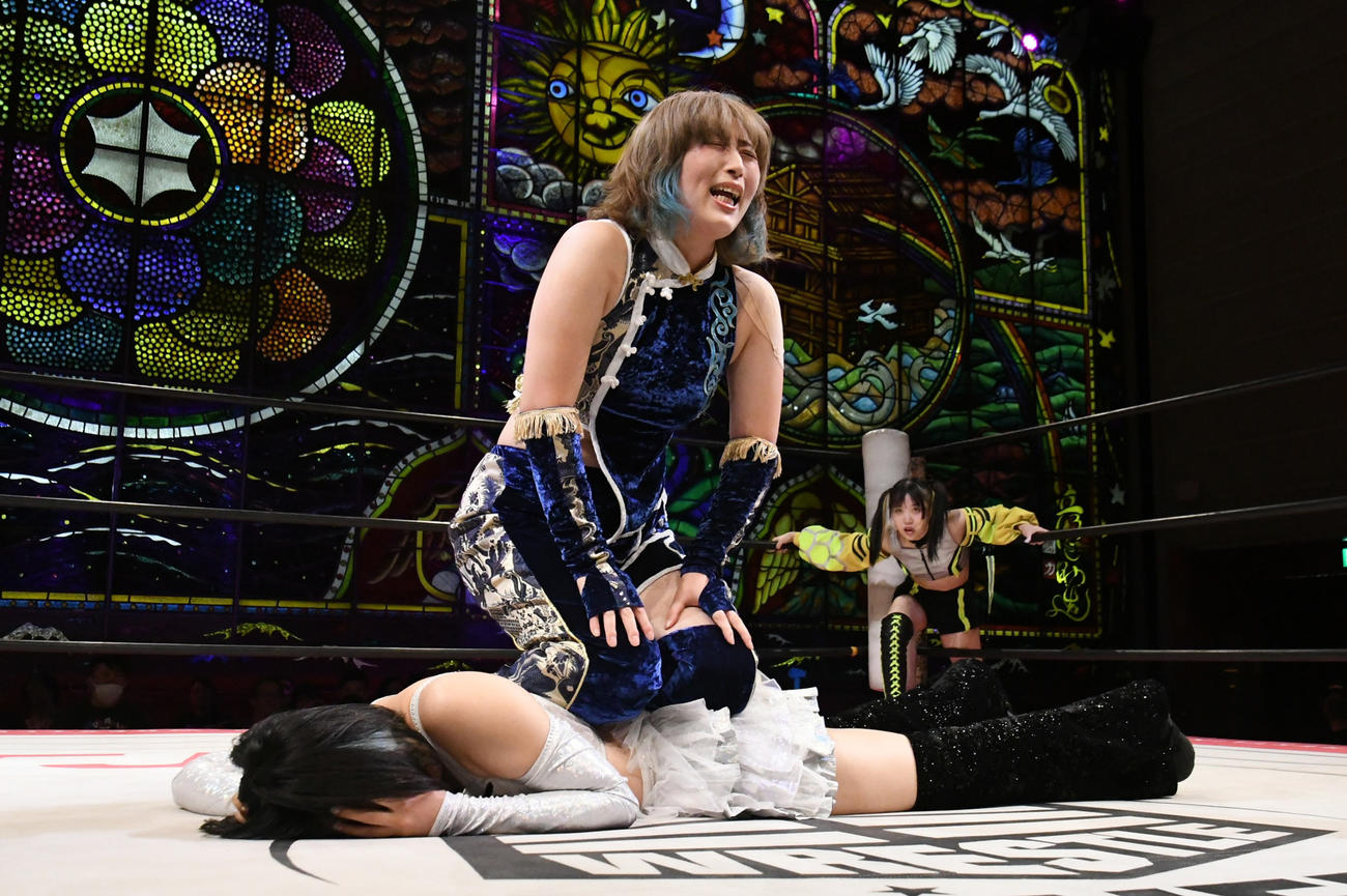 東京女子プロレス京都大会　辰巳リカの上で土下座する桐生真弥（東京女子プロレス提供）