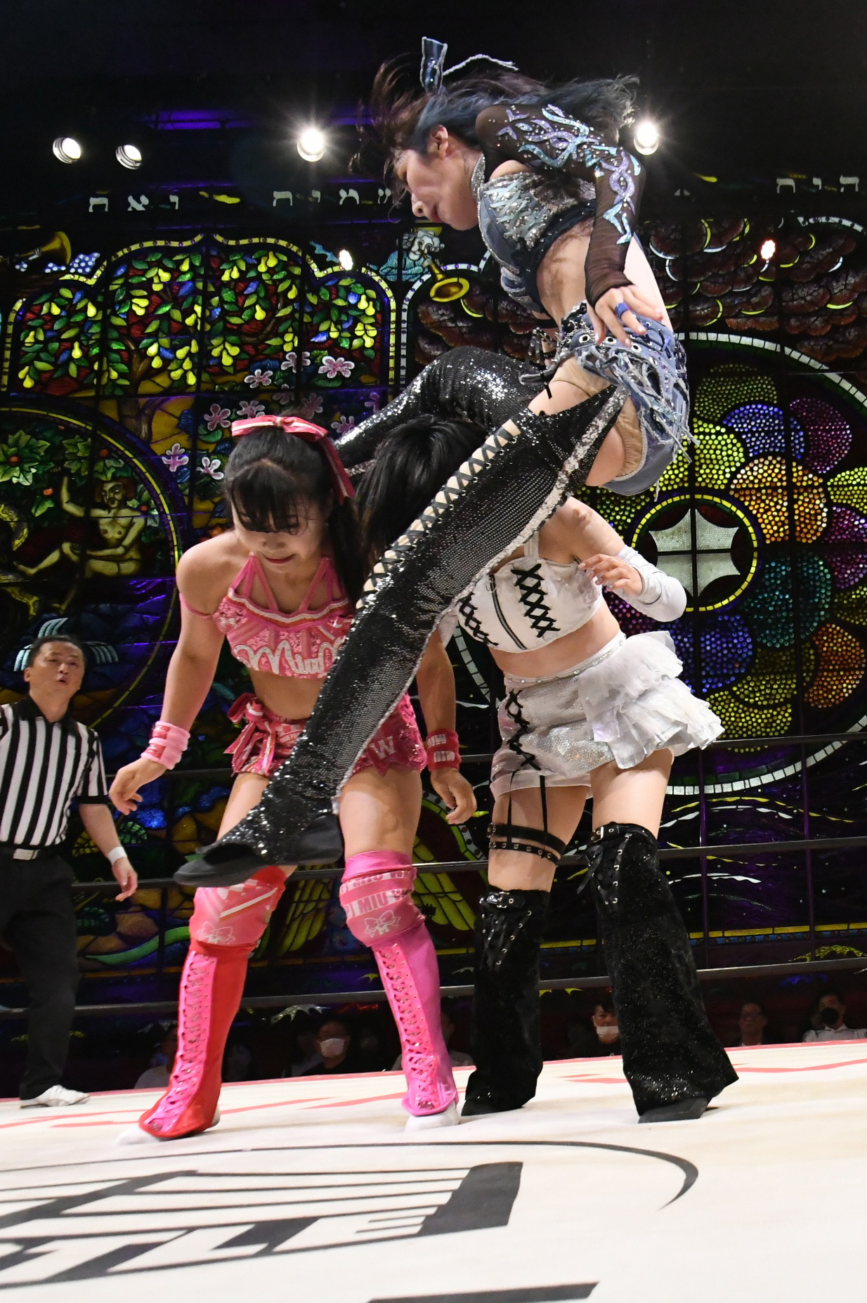 東京女子プロレス京都大会　2人まとめてフェイマサーを浴びせる上福ゆき（東京女子プロレス提供）