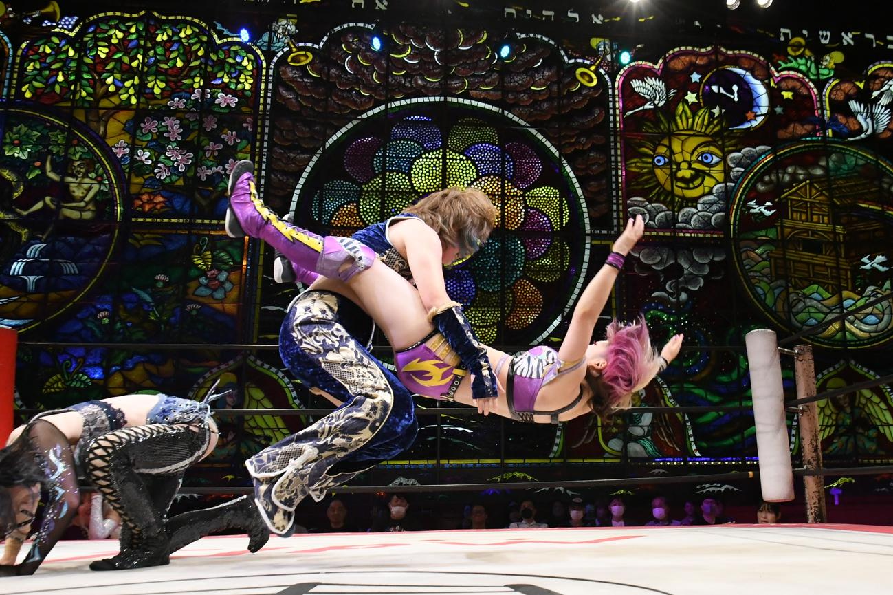 東京女子プロレス京都大会　遠藤有栖をリングにたたきつける桐生真弥（東京女子プロレス提供）