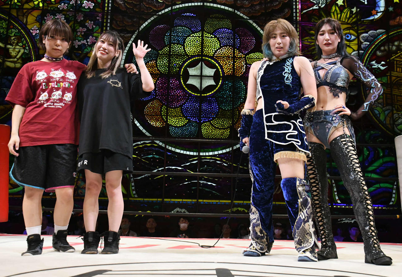 東京女子プロレス京都大会　10月9日、プリンセスタッグ王座決定戦を行う、左から角田奈穂、乃蒼ヒカリ、桐生真弥、上福ゆき（東京女子プロレス提供）