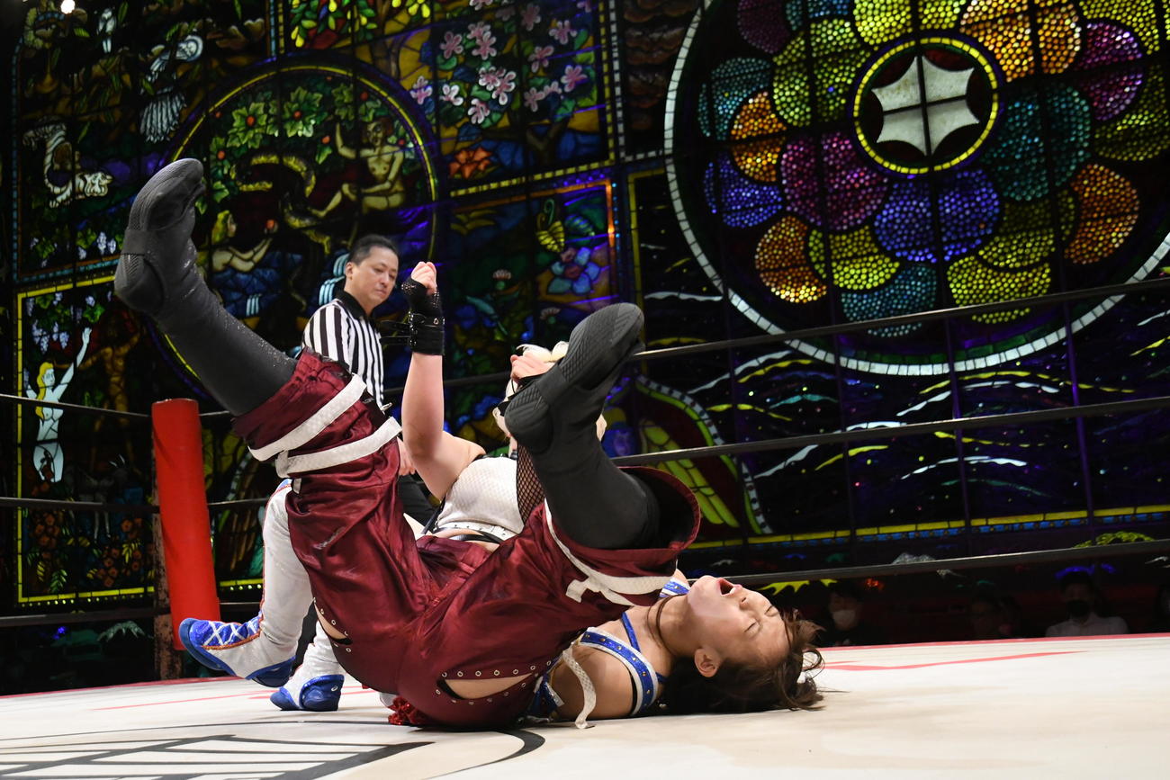 東京女子プロレス京都大会　愛野ユキの攻撃を受け、苦しい表情を見せる荒井優希（東京女子プロレス提供）