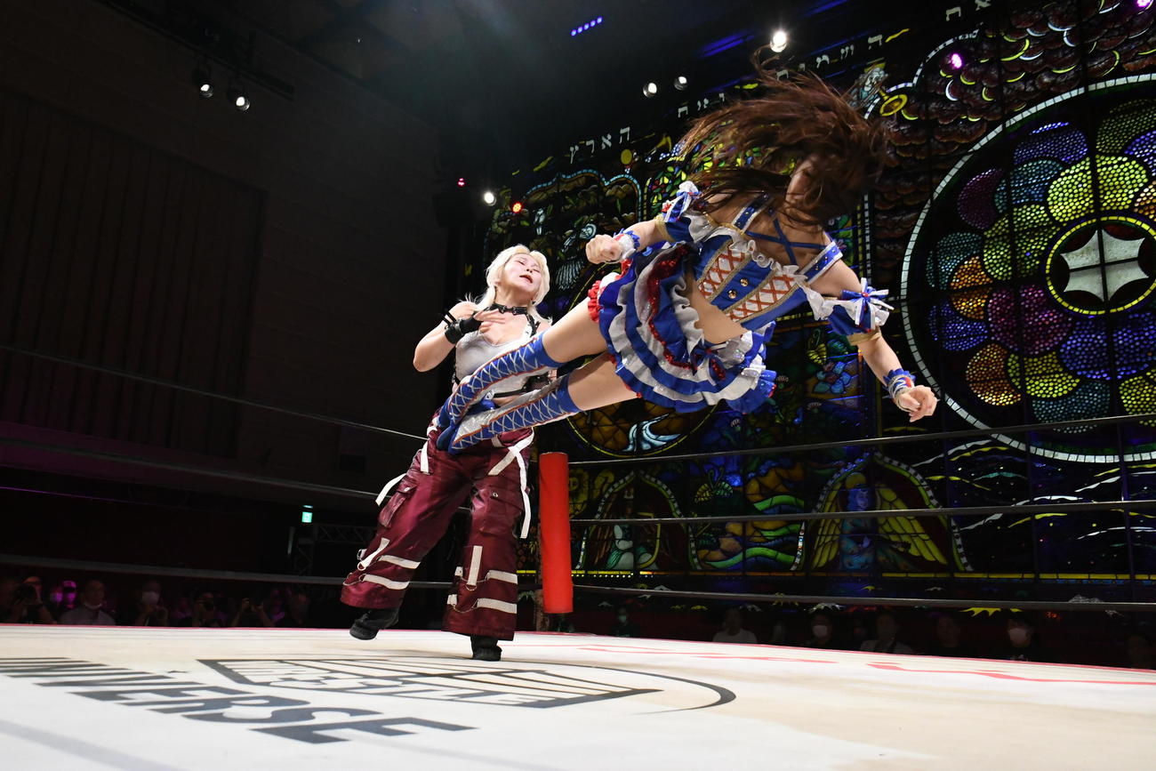 東京女子プロレス京都大会　愛野ユキ（左）にドロップキックを浴びせる荒井優希（東京女子プロレス提供）