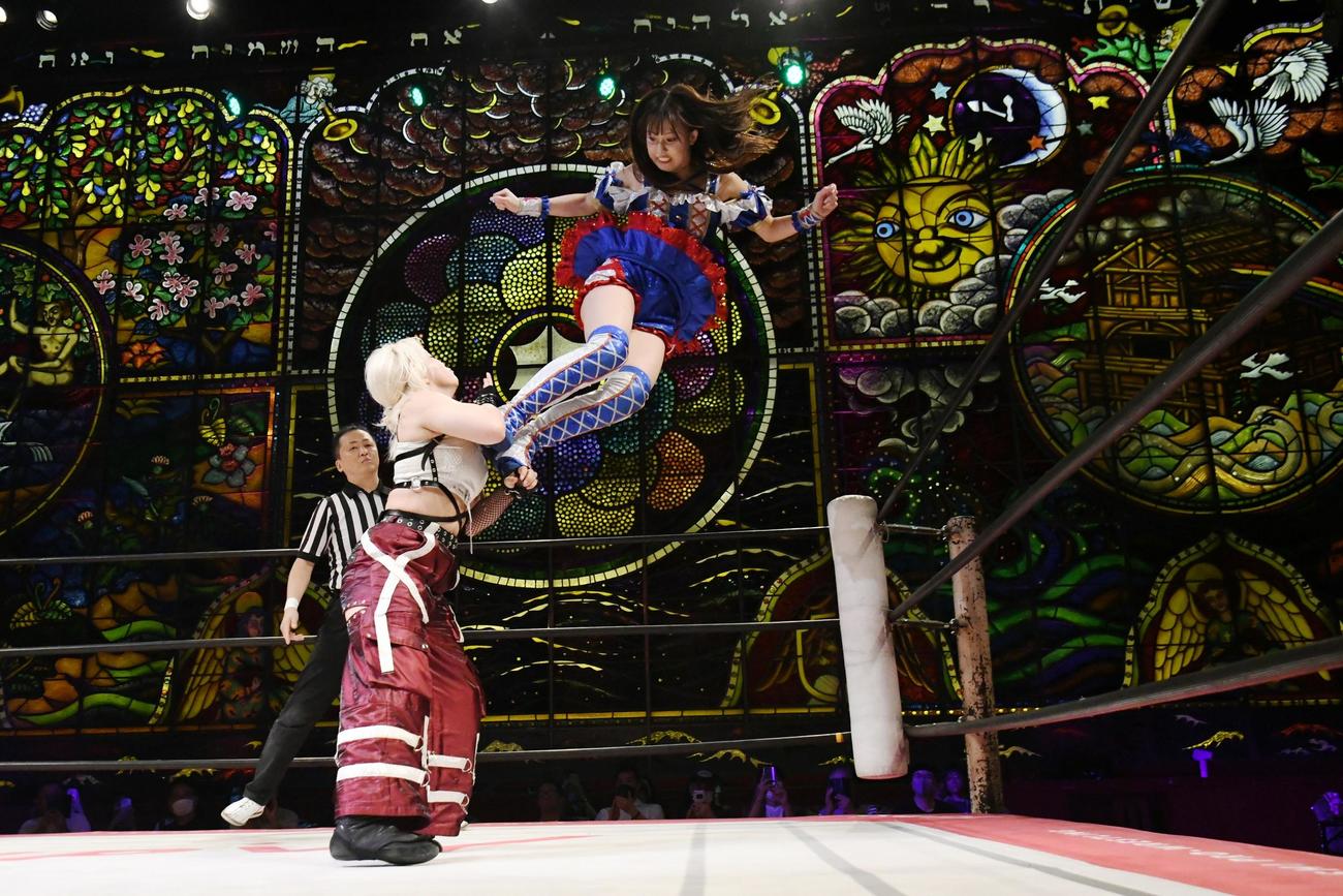 東京女子プロレス京都大会　愛野ユキ（左）にコーナートップからドロップキックを浴びせる荒井優希