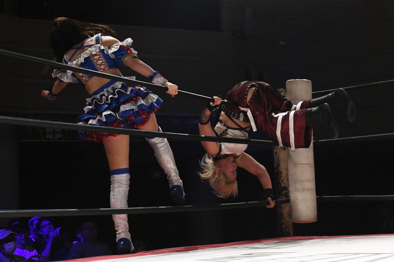東京女子プロレス京都大会　愛野ユキ（右）にエプロンでFinallyを浴びせる荒井優希（東京女子プロレス提供）