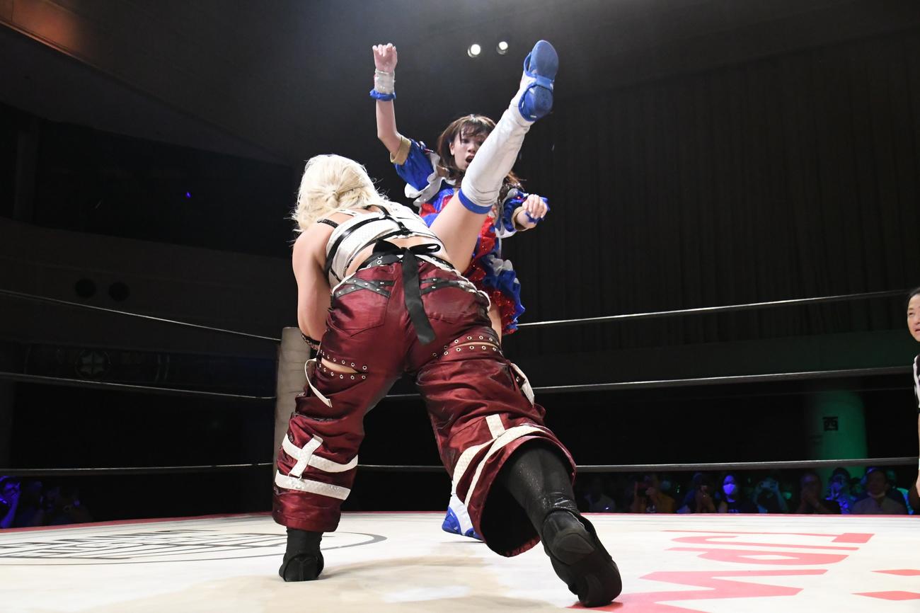 東京女子プロレス京都大会　愛野ユキ（手前）にFinallyで攻撃を仕掛ける荒井優希（東京女子プロレス提供）
