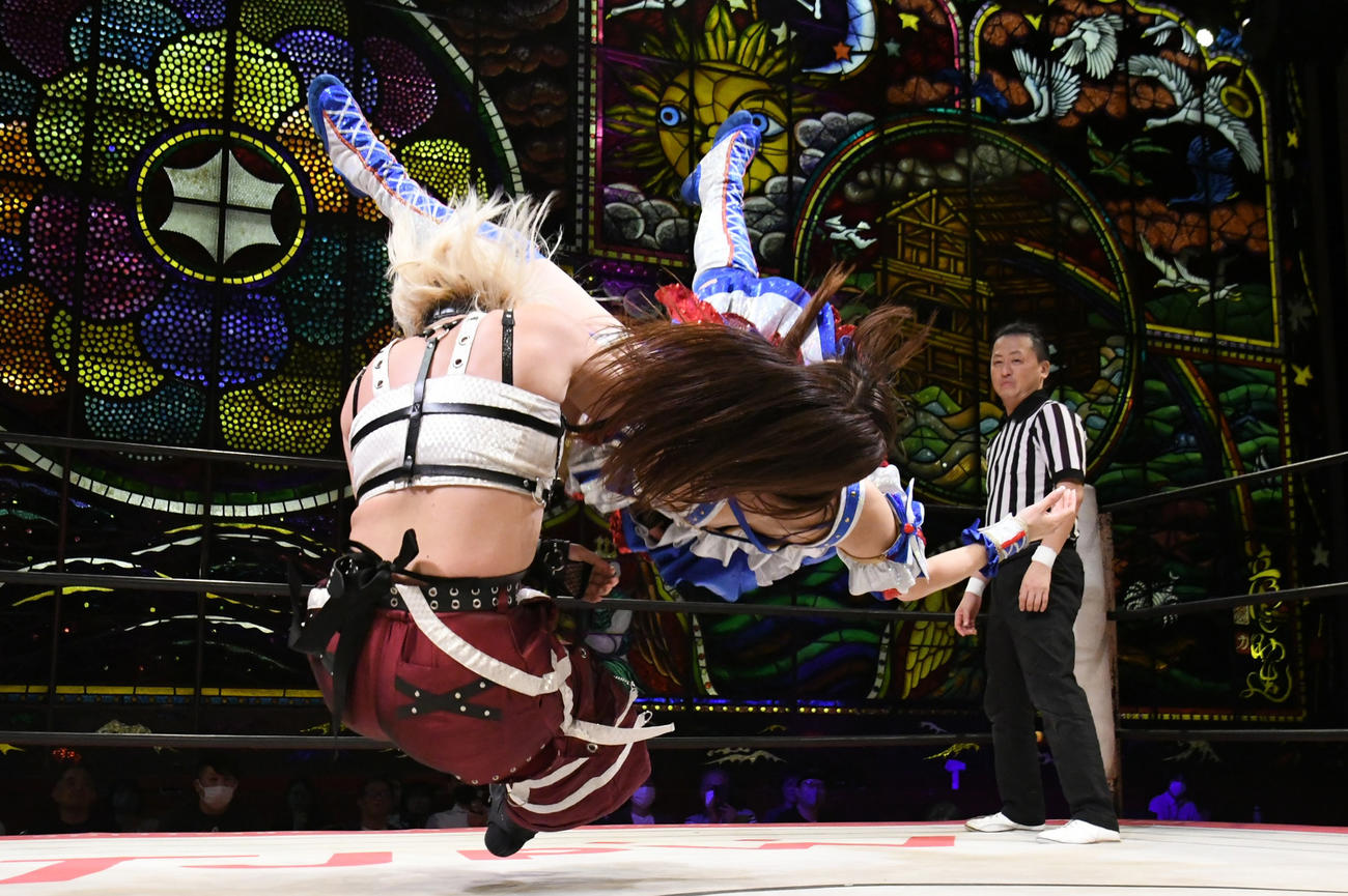 東京女子プロレス京都大会　荒井優希にUBVを浴びせる愛野ユキ（東京女子プロレス提供）
