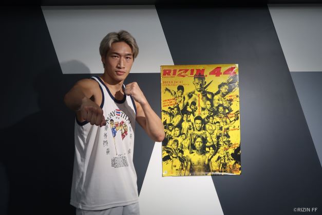 RIZIN44へ向けて公開練習を行い、大会ポスターの前でポーズを取る安保瑠輝也（RIZIN提供）