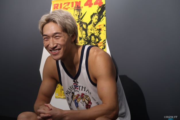 RIZIN44へ向けて公開練習を行い、笑顔で取材に対応する安保瑠輝也（RIZIN提供）