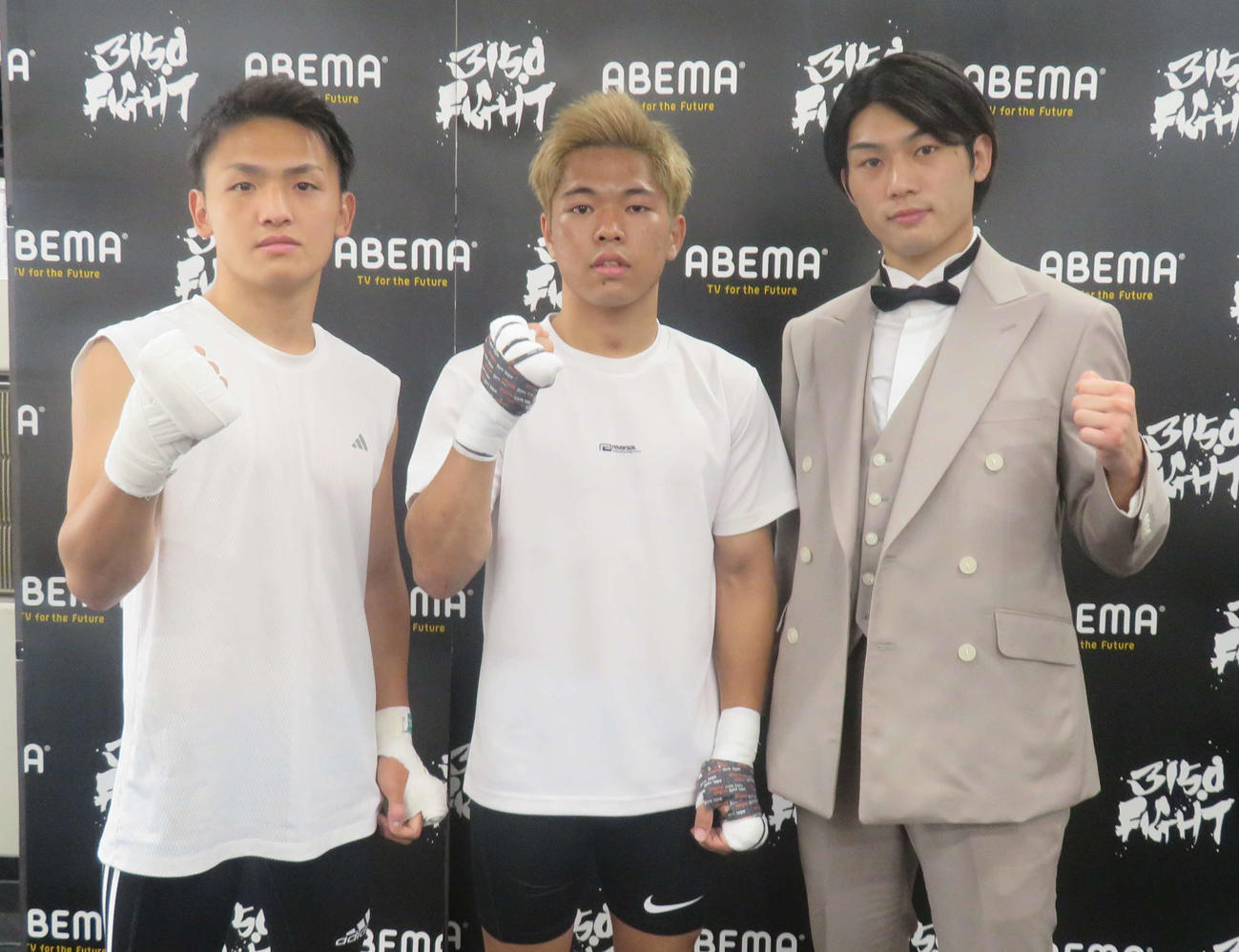 亀田興毅氏から命名された3150FIGHTエリートの「令和三羽がらす」政所椋（左端）、花田颯（中央）、野上翔