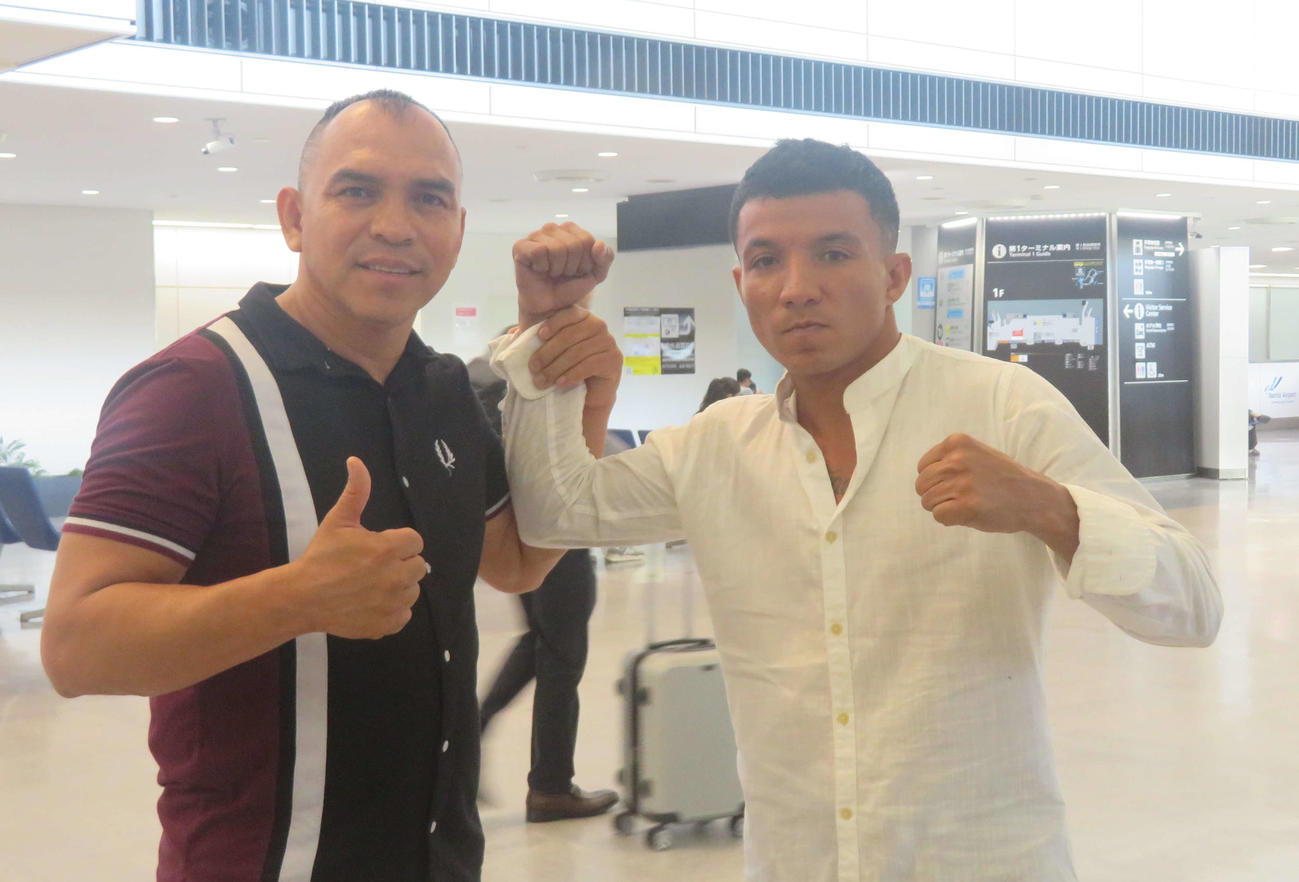 那須川天心と対戦するメキシコ・バンタム級王者ルイス・グスマン（右）。左はサムエル・ベドゥーラ・マネジャー（2023年9月10日撮影）