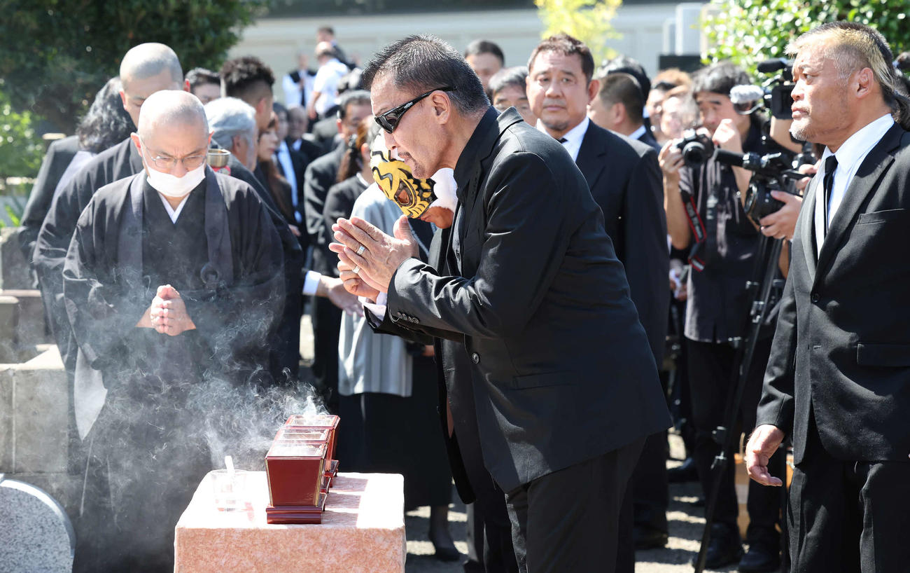 墓前で焼香する蝶野正洋氏（撮影・丹羽敏通）