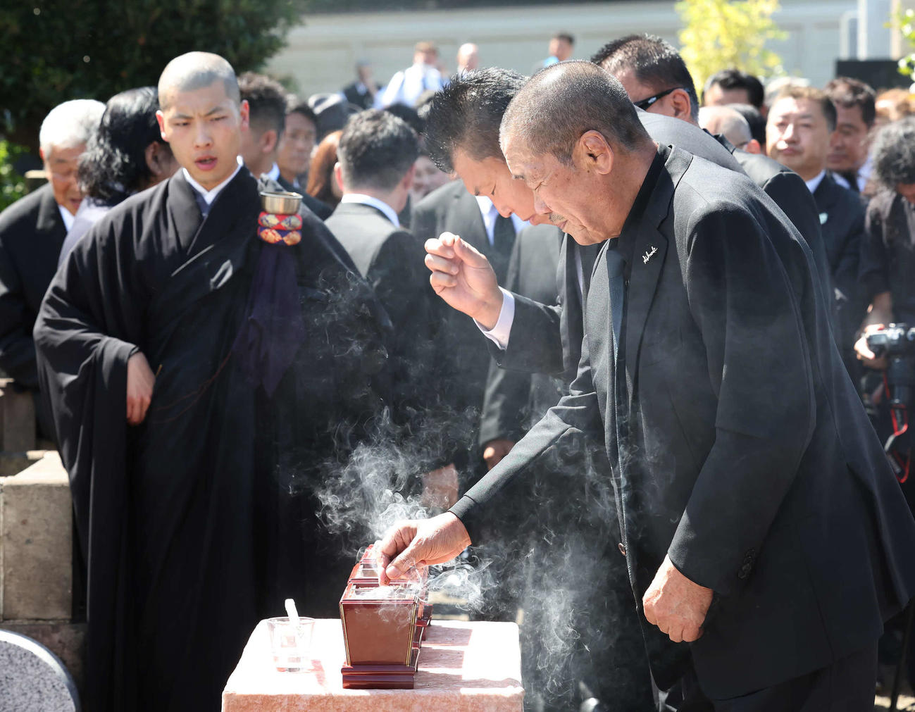 墓前で焼香する藤原喜明氏と小川直也氏（撮影・丹羽敏通）