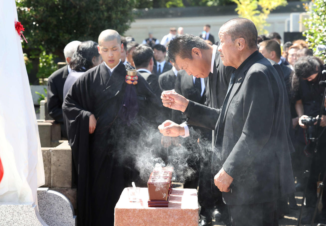 墓前で焼香する藤原喜明氏と小川直也氏（撮影・丹羽敏通）