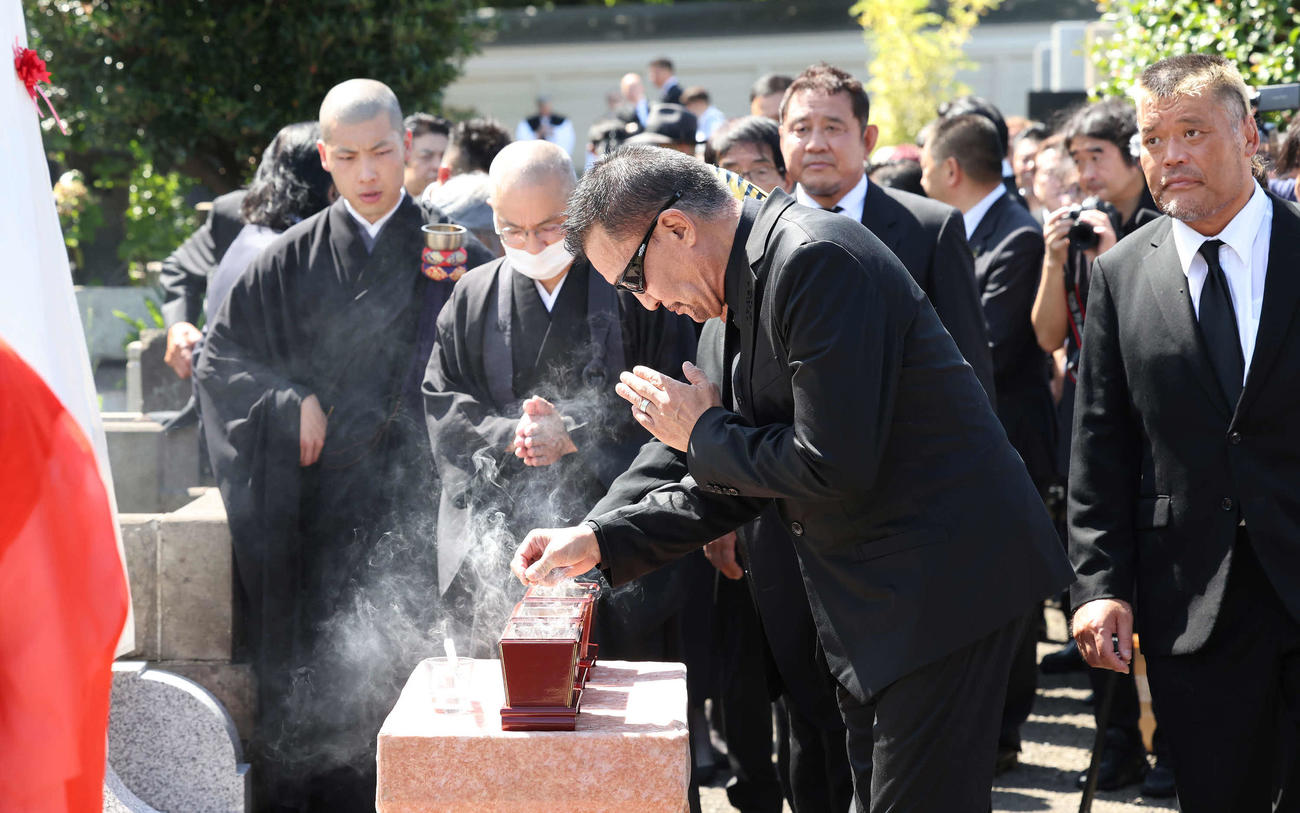 墓前で焼香する蝶野正洋氏（撮影・丹羽敏通）