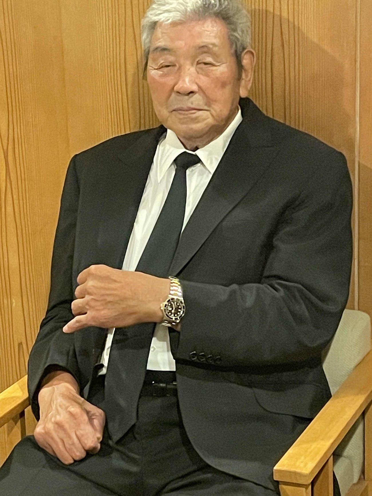 アントニオ猪木さんの一周忌法要に参列後の囲み取材で、猪木さんから還暦祝いでプレゼントされたというロレックスを見せる坂口征二
