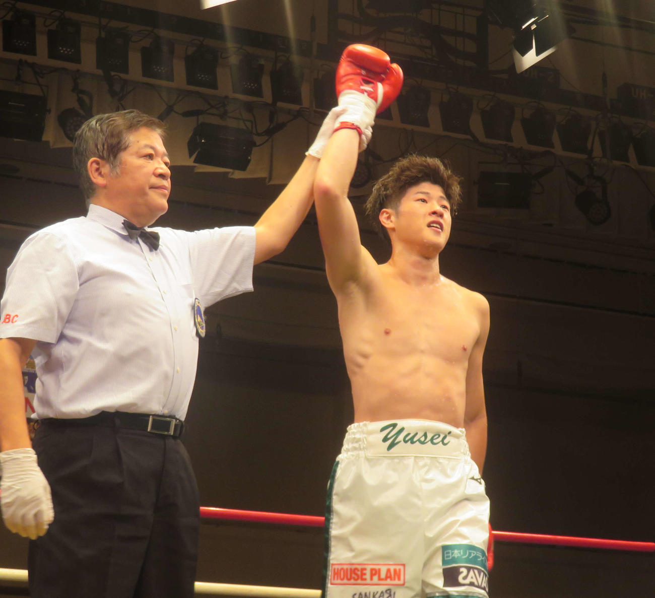 プロ2戦目でTKO勝ちを収めた大橋ジムのホープ山崎裕生（右）