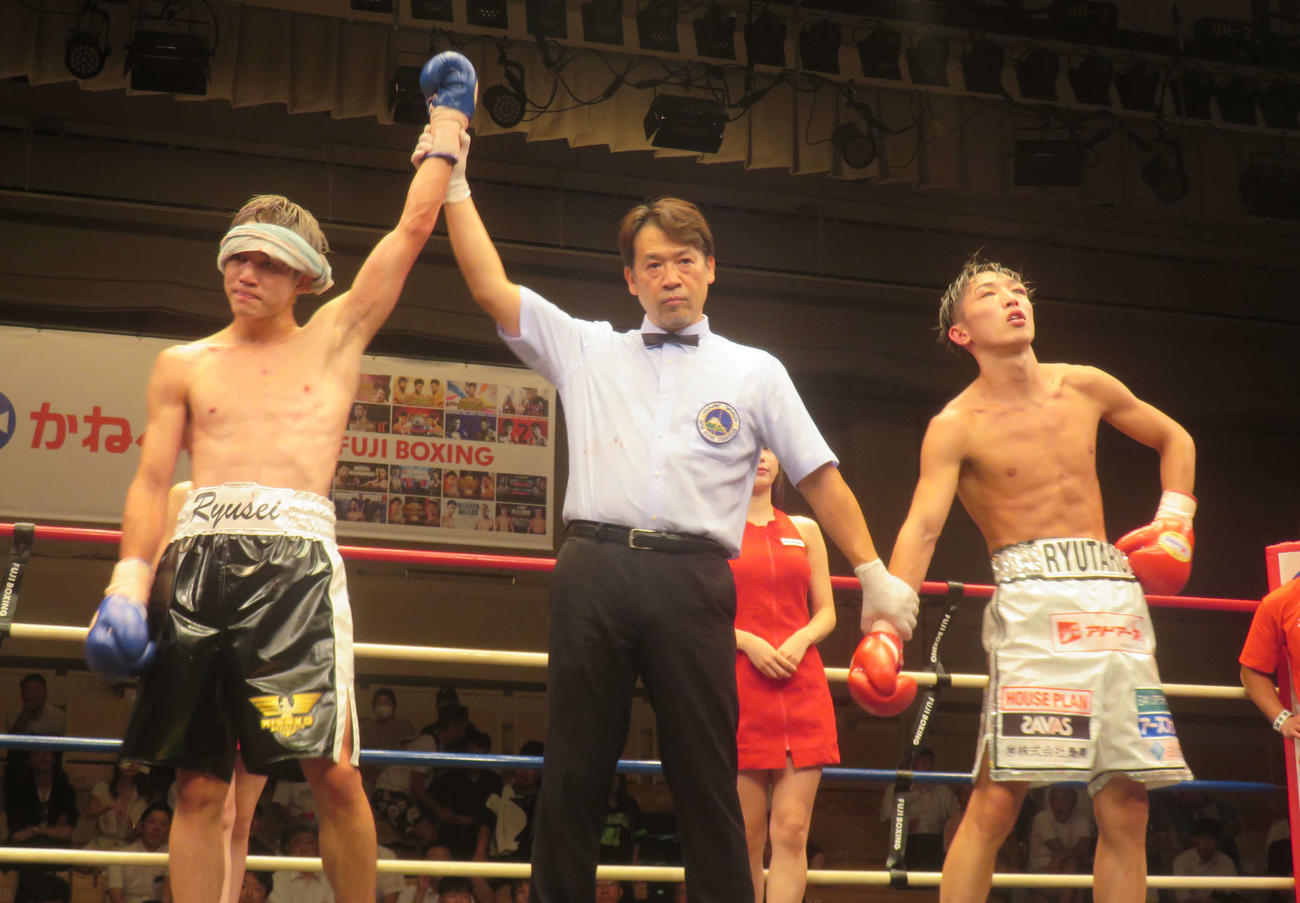 馬場龍成（左端）とのスーパーフライ級6回戦で判定負けを喫したアマ8冠ボクサー中垣龍汰朗（右端）