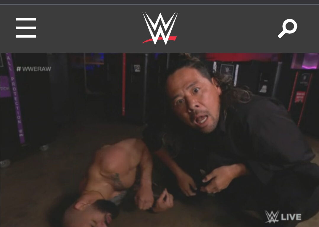 リコシェ（左）を襲撃した後、WWE世界ヘビー級王者セス“フリーキン”ロリンズを挑発する中邑真輔（WWE公式サイトから）